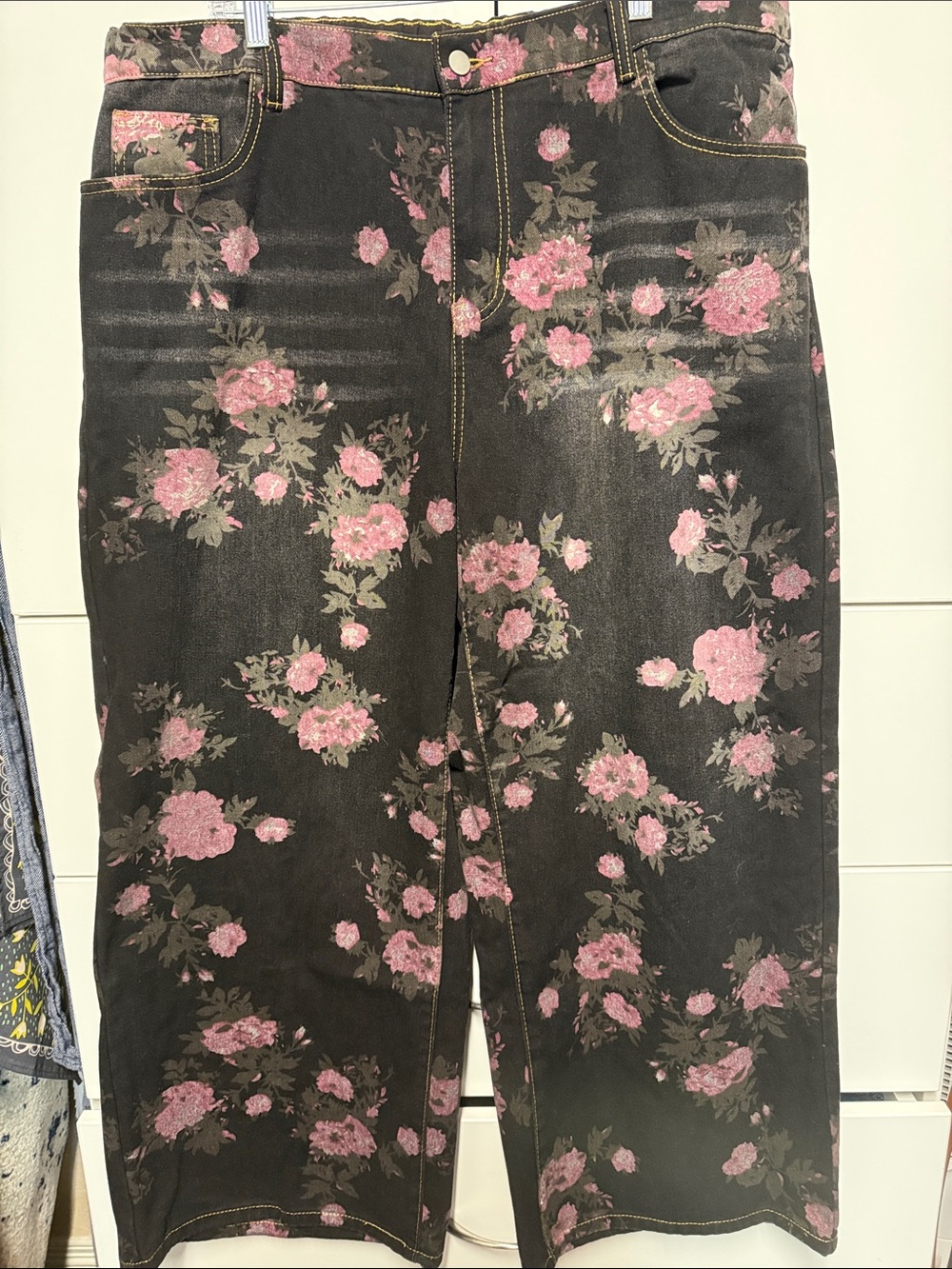 SHEIN Black Straight-Leg Jeans with Pink Floral Print